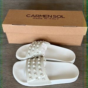 Carmen Sol Franco White Jelly Slides.  Light grey